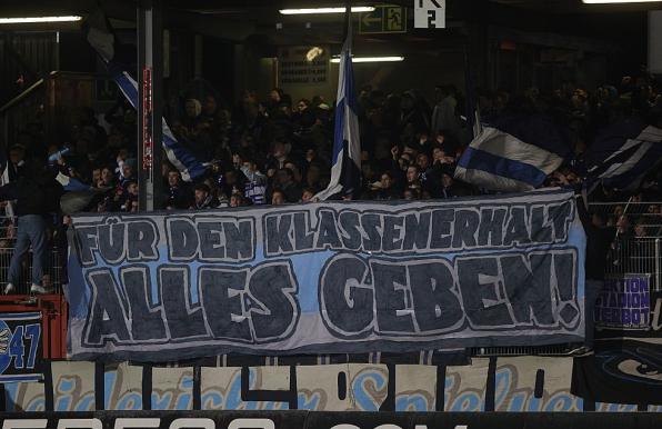 Fans des MSV Duisburg beim Auswärtsspiel gegen Preußen Münster.