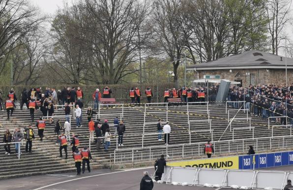 Ordner versuchen die Fans von Waldhof Mannheim (rechts) und den Heimanhang zu trennen.