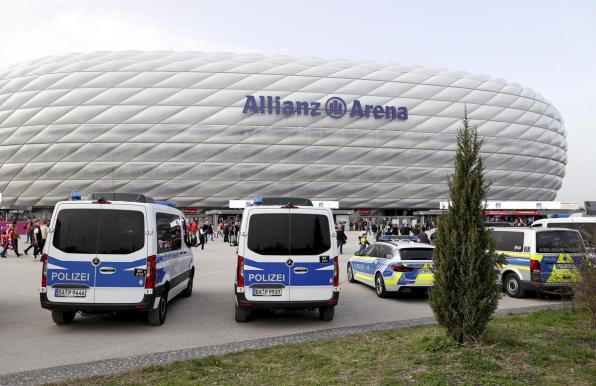 Polizeiwagen vor der Allianz-Arena.