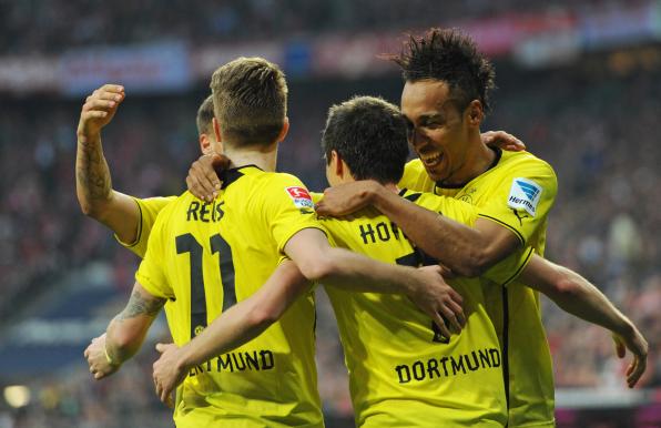 Die Dortmunder Spieler jubeln über eines ihrer drei Tore beim FC Bayern München.