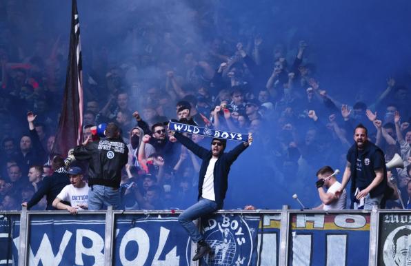 Schalke 04: KSC-Fans verhöhnen Polizei GE - "Wegen Choreo-Auflagen kam Pyrotechnik zum Tragen"