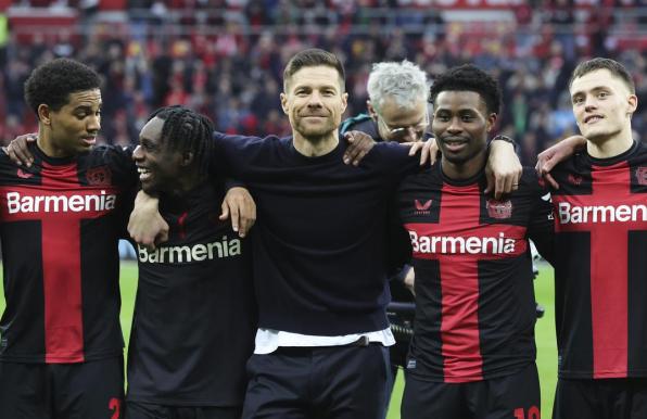 Leverkusens Erfolgstrainer Xabi Alonso (Mitte) beim Feiern.