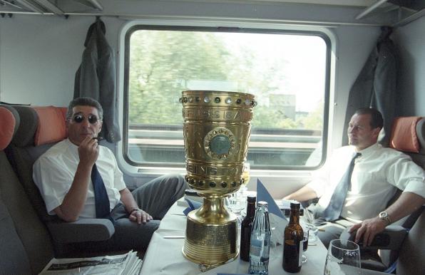 Nix war's für Union Berlin: Der DFB-Pokal ging an den FC Schalke 04 um Rudi Assauer (links) und Huub Stevens (rechts).