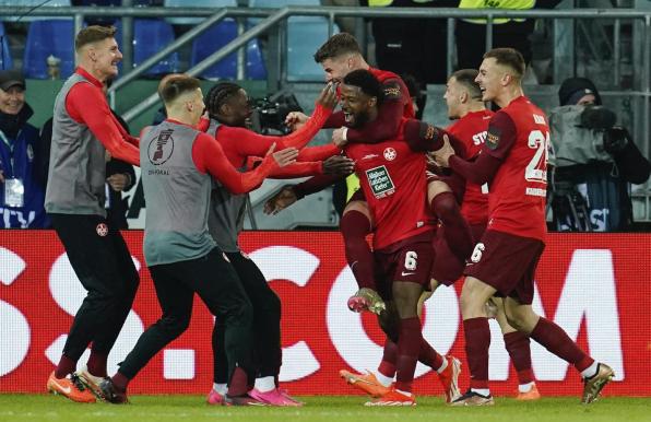 Der 1. FC Kaiserslautern feiert den Einzug in das DFB-Pokal-Finale.