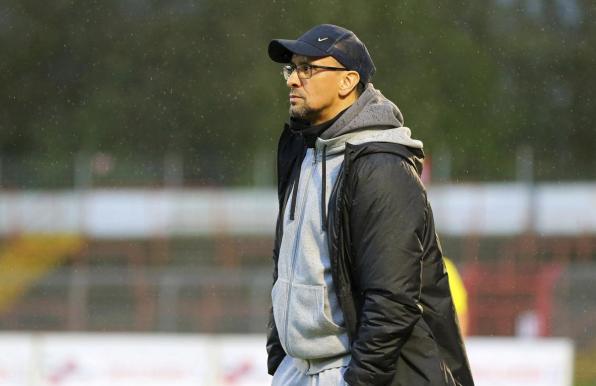 Baumberg-Trainer Salah El Halimi im Stadion Niederrhein.