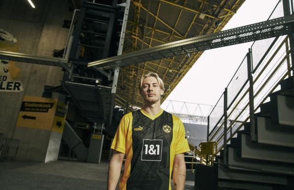 Julian Brandt präsentiert das Sondertrikot von Borussia Dortmund.