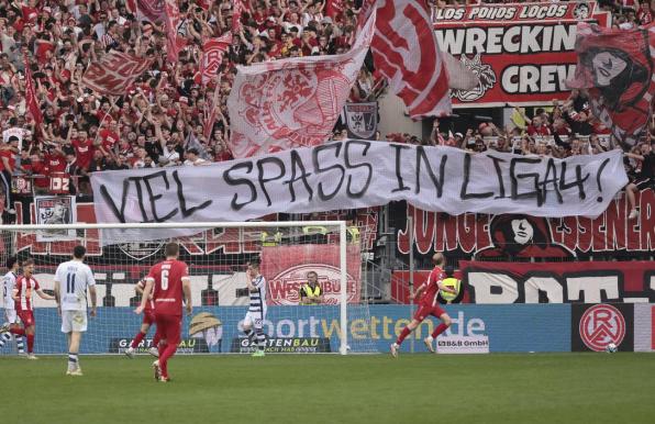 RWE-Fans provozieren die Anhänger des MSV Duisburg.