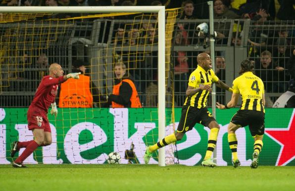 Felipe Santana (Mitte) bejubelt seinen entscheidenden Treffer für Borussia Dortmund.
