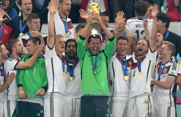 Erik Durm (unten, dritter von rechts) bejubelt den WM-Titel 2014.