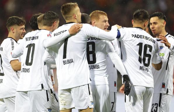 Der SC Paderborn feiert den 2:0-Treffer beim Auswärtssieg in Nürnberg. 
