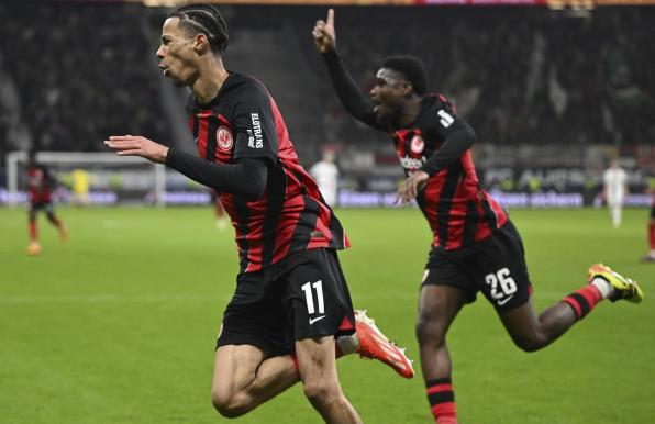 Eintracht Frankfurt feiert einen wichtigen Sieg über Augsburg. 