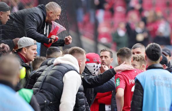 Große Enttäuschung und schlechte Stimmung beim 1. FC Köln. Die Fans stellten die Spieler zur Rede.