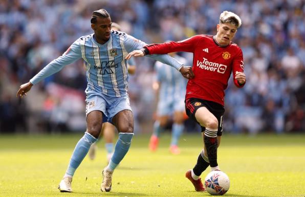 Haji Wright (hier links, im Zweikampf mit Manchester-United-Star Alejandro Garnacho) ist mit Coventry City im FA-Cup-Halbfinale knapp gescheitert.