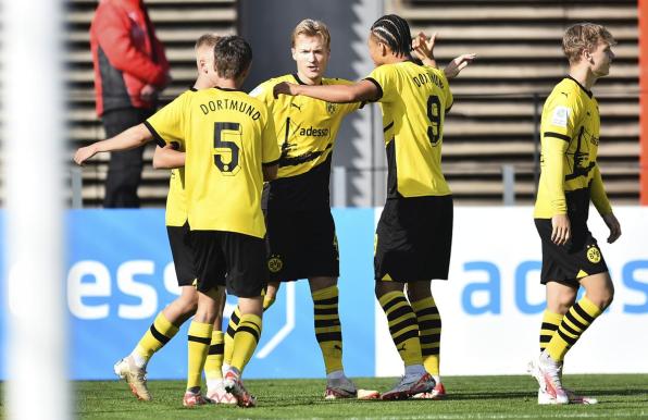 Jubel bei der U19 von Borussia Dortmund. Julian Rijkhoff (Mitte) spielt mittlerweile für Ajax Amsterdam.