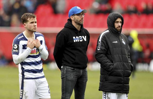 Boris Schommers (Mitte) ist nicht mehr Trainer des MSV Duisburg.