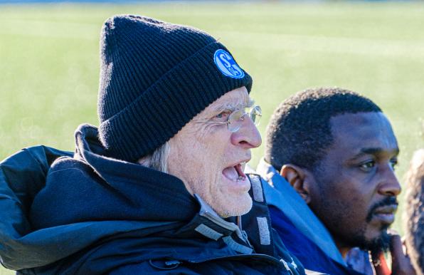 Schalke-Trainer Norbert Elgert l.) und Co-Trainer Charles Takyi.
