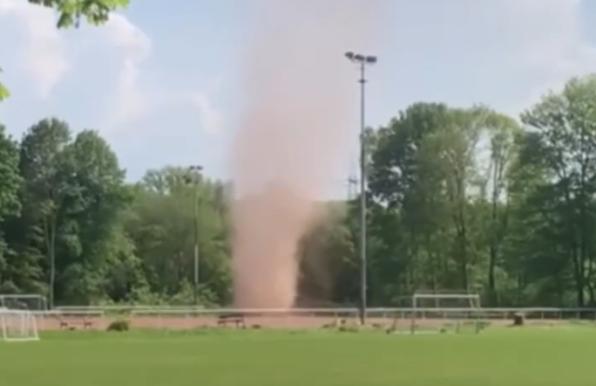 Kleiner Tornado auf dem Gelände der SG Duisburg-Süd.