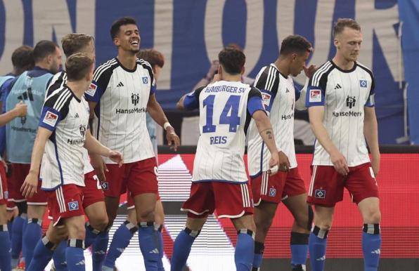 Die Spieler des Hamburger SV bejubeln das 1:0 durch Robert Glatzel.
