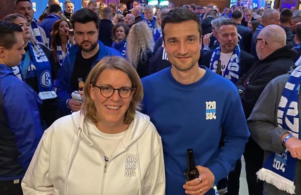 Finanzvorständin Christina Rühl-Hamers (li.) und der Vorstandsvorsitzende Matthias Tillmann feierten gemeinsam mit rund 700 Schalkern in den 120. Vereinsgeburtstag.