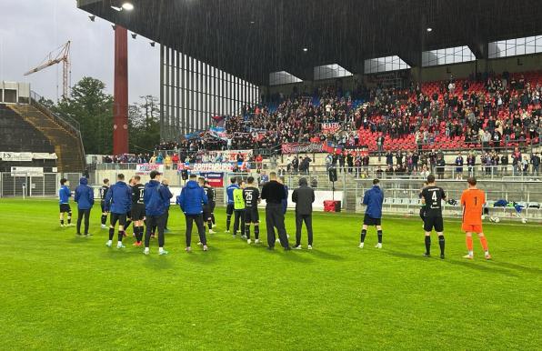 Mannschaft und Fans des KFC Uerdingen feiern den zweiten Sieg in Serie.