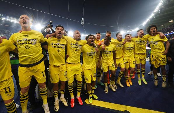 Die Spieler von Borussia Dortmund feiern den Einzug ins Finale der Champions League.