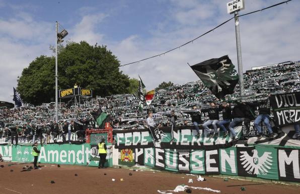 Könnten am Wochenende den Aufstieg feiern: die Fans von Preußen Münster. 