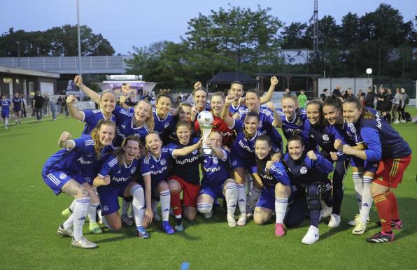 Die Frauen des FC Schalke 04 feiern den Sieg im Kreispokal. 