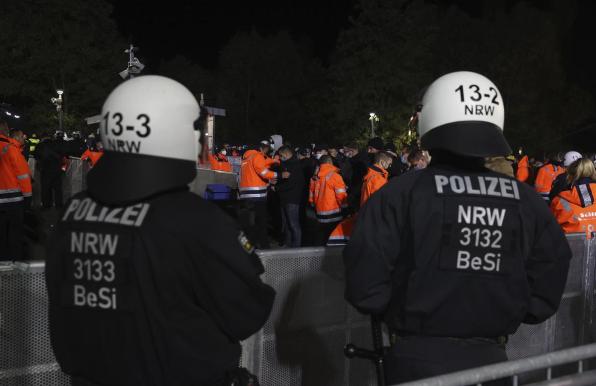 Nach der morgendlichen Schlägerei wird die Polizei bei Schalke - Rostock genau hinsehen.