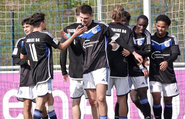 Die Schalker U19 verabschiedet sich mit einem Sieg aus der Bundesliga-Saison.