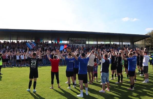 Spieler und Fans des KFC Uerdingen feiern den Sieg gegen Ratingen.