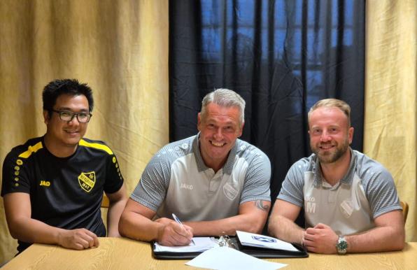 Von links: Abteilungsleiter Justine Flores und der stellvertretende Vorsitzende Adnan Mulalic begrüßen Guido Contrino als neuen Trainer bei der DJK Vierlinden.