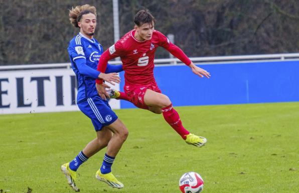 Taylan Bulut (links, hier bei der U19 gegen den 1. FC Köln), durfte sein Debüt bei den Schalke-Profis feiern. 