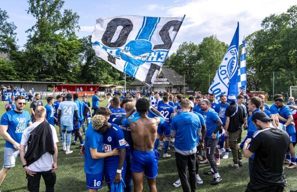 Die Sportfreunde Lotte feiern den Regionalliga-Aufstieg.