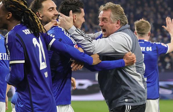 Schalke-Legende Mike Büskens jubelt mit Yusuf Kabadayi.