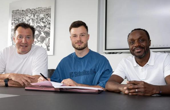 Neu auf Schalke: Rechtsverteidiger Adrian Gantenbein (mitte), hier mit Sportdirektor Marc Wilmots (links) und Kaderplaner Ben Manga.
