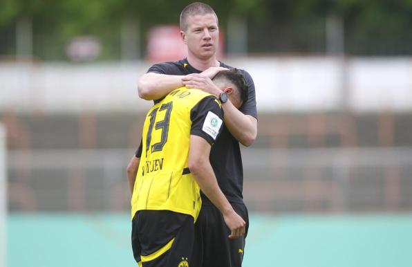 Mike Tullberg tröstet Kjell Wätjen nach dem verlorenen U19-Finale um die Deutsche Meisterschaft.