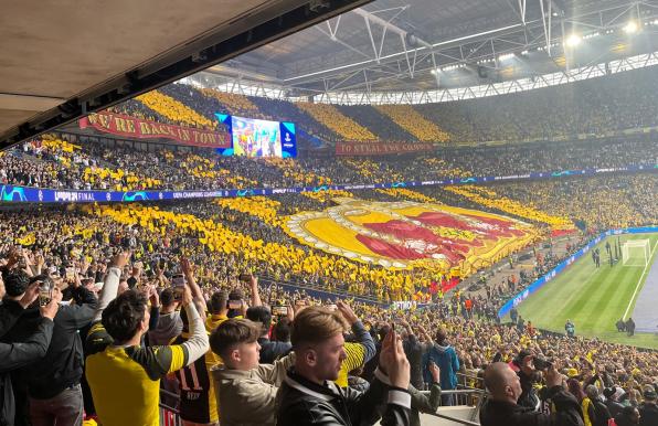 Die Anhänger von Borussia Dortmund zeigen ihr Choreo-Können.