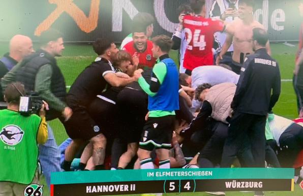 Hannover 96 II feiert den Aufstieg in die 3. Liga. 