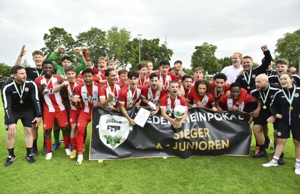Die U19 von Rot-Weiss Essen feiert den Sieg im Niederrheinpokal.